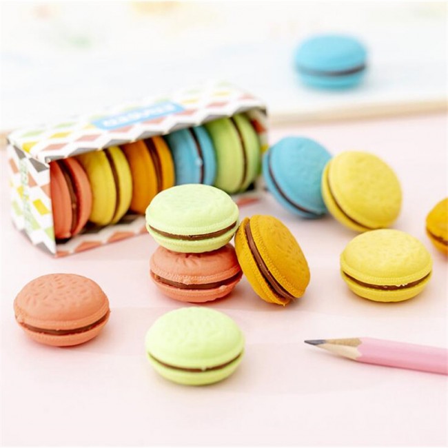 Cajas con sets de 5 gomas de borrar de colores surtidos con forma de macarons franceses