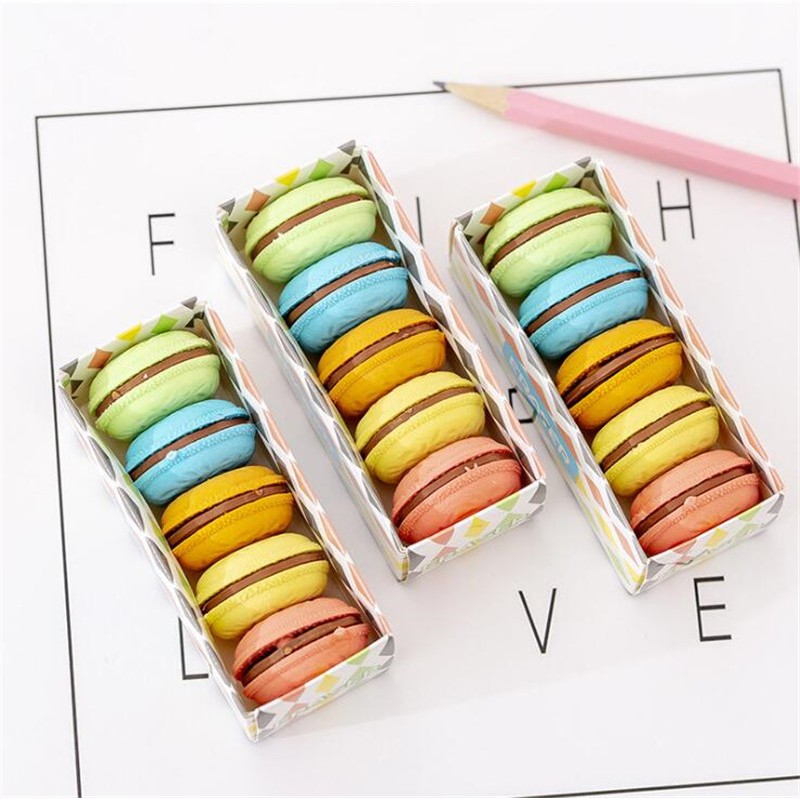 Cajas con sets de 5 gomas de borrar de colores surtidos con forma de macarons franceses