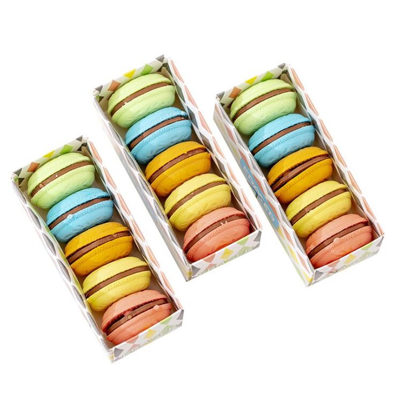 Cajas con sets de 5 gomas de borrar de colores surtidos con forma de macarons franceses